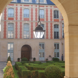 Historische Pendelleuchte vor französischer Fassade