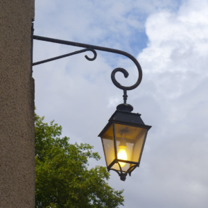 Historische Laterne am Hauseck