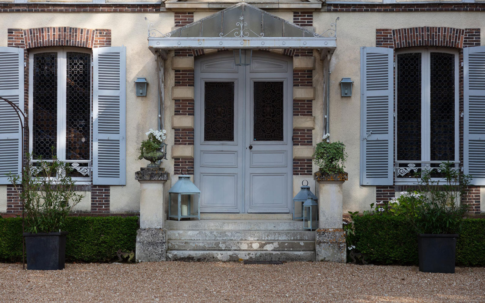 Historische südfranzösosche Hausfassde mit Wandleuchten und Laternen.